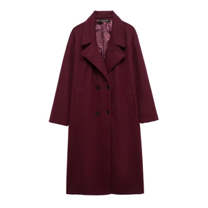 Détail d'un manteau en laine bordeaux à double boutonnage avec revers et boutons