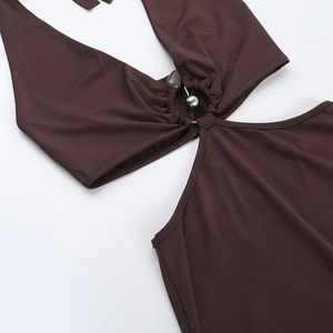 Détails de la robe dos nu marron avec anneau métallique et ornements en perles