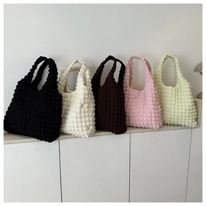 Sacs à main matelassés en cinq couleurs pastel dont crème, rose et jaune