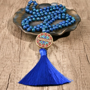 Collana etnica con 108 perle turchesi, ciondolo vintage e nappa in seta blu scuro