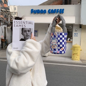 Detailansicht der blauen Karo-Beuteltasche mit Bärenmotiv und gepolstertem Tragegriff