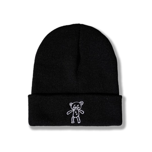 Détail du bonnet en tricot noir avec broderie d'ours au style graffiti urbain