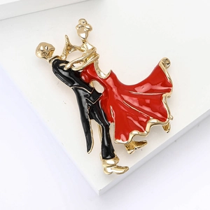 Broche de couple dansant dorée avec robe en émail rouge et détails de costume noir