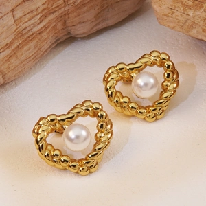 Boucles d'oreilles cœur dorées avec perles blanches et texture métallique tressée