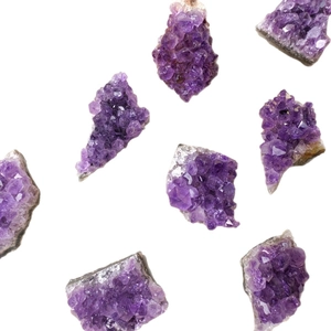Natürliche lila Amethyst-Kristallgruppen und rohe Mineralproben auf weißem Hintergrund