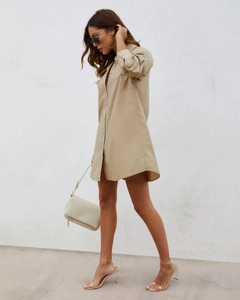 Vue détaillée d'une robe chemise kaki à manches longues avec boutonnage simple et col revers