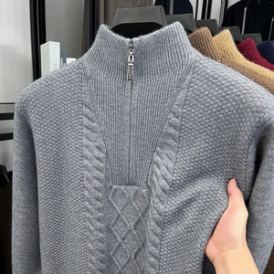 Detailaufnahme der dicken elastischen Strickstruktur des grauen Herrenpullovers für herren