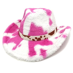 Détail du chapeau de cow-boy en fausse fourrure rose à motif vache avec ruban vintage