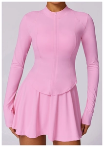 Vue détaillée d'un ensemble de sport rose anti-UV avec haut manches longues et jupe