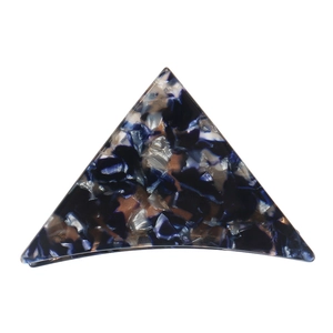 Vue détaillée d'une pince à cheveux triangulaire en acétate avec motif écaille de tortue bleu