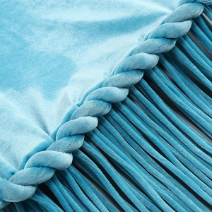Gros plan sur la robe en velours bleu ciel montrant les franges et la texture du tissu