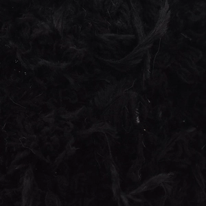 Gros plan sur la texture épaisse en laine d'agneau noire de cette casquette d'hiver
