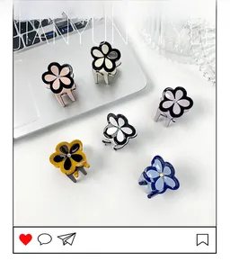Vue détaillée de six mini pinces à cheveux en acétate en forme de fleur multicolore