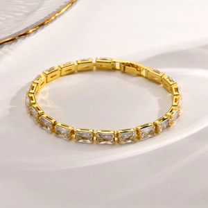 Elegantes vergoldetes Kupferarmband mit rechteckigen Zirkonia-Steinen und Verschluss