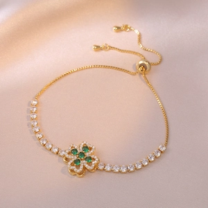 Bracelet trèfle doré élégant avec pierres de cœur vertes et chaîne ajustable