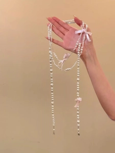 Collana di perle multistrato con fiocco rosa a pois e ciondolo a goccia in metallo