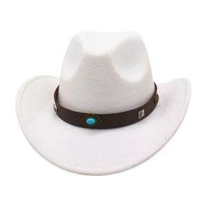 Détail du chapeau de cowboy en daim blanc avec bande en cuir brun et pierre turquoise