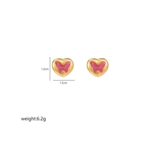 Vue détaillée des boucles d'oreilles cœur doré avec papillon rose et dimensions