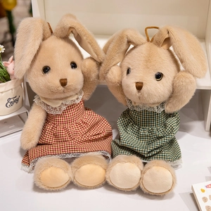 Simpatici coniglietti di peluche a orecchie lunghe in abiti a quadri rossi e verdi