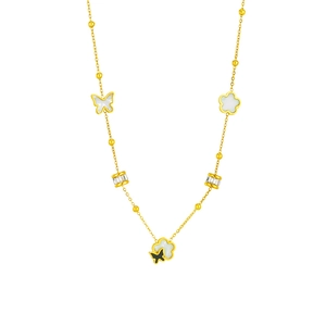 Collana dorata con pendenti a farfalla e fiori in madreperla su sfondo bianco