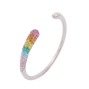 Détail d'un bracelet ouvert argenté orné de cristaux avec un dégradé arc-en-ciel élégant