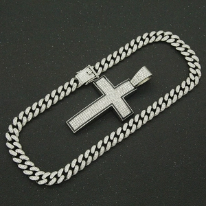 Collier chaîne cubaine argentée hip hop avec pendentif croix glacée sur fond noir