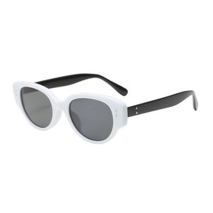 Modische Cat-Eye Sonnenbrille mit weißem Rahmen, schwarzen Bügeln und Silber-Nieten