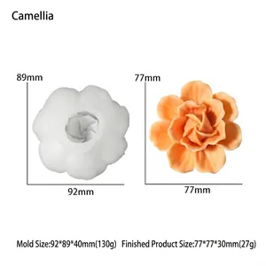 Detailweergave van camellia siliconen mal met afgewerkte oranje kaars en bloemtextuur