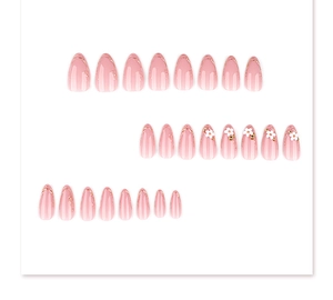 Détail de faux ongles amande roses avec fleurs 3D blanches et dorure élégante