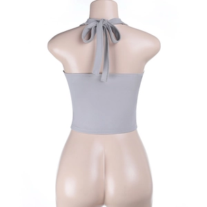 Détail de la vue arrière du haut court dos nu gris à licou sur un mannequin femme