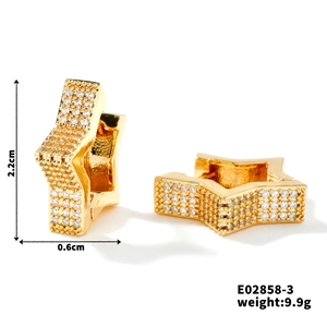 Dettagli delle dimensioni orecchini a stella dorati con zirconi, altezza 2,2cm e peso 9,9g