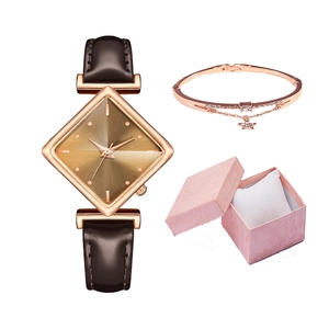Montre carrée dorée élégante avec bracelet en cuir marron et gourmette en coffret