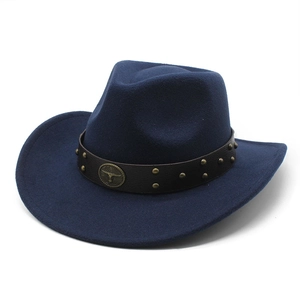 Dettaglio di cappello in feltro blu con fascia in pelle e stemma testa di toro