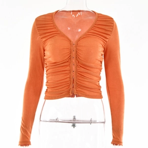 Haut chic orange pour femme à col en V avec détails froncés et boutons à l'avant