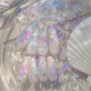 Gros plan de bijoux d'ongles sirène 3D avec dégradé nacré et décorations de perles fines