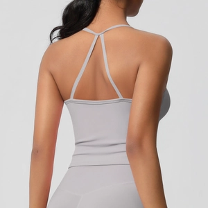 Vista dettagliata del reggiseno da yoga spazzolato con spalline incrociate sulla schiena lilla