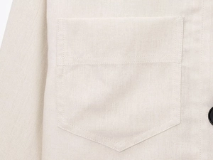 Détail rapproché de la couture de poche et de la texture naturelle du mélange de lin