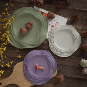 Close-up van golvende opbergtrays in groen, wit en paars met een matte afwerking