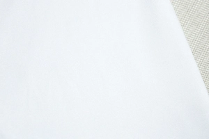 Gros plan sur la texture du tissu blanc à armure toile et les détails d'une robe élégante