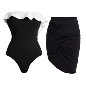 Élégant maillot de bain bustier noir et blanc avec volants et jupe froncée
