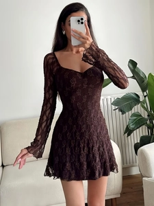 Robe courte en dentelle marron foncé à manches longues et décolleté en V pour femme