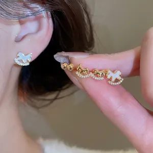 Boucles d'oreilles cheval à bascule plaquées or avec nacre blanche et zircons brillants