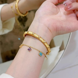 Bracelet trèfle doré avec breloques en émail coloré et jonc texturé pour femmes
