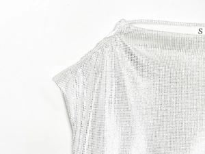 Détail de la maille en tricot avec fermeture éclair à l'épaule sur robe argentée