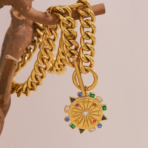 Collier avec pendentif boussole doré 18 carats et gemmes colorées sur chaîne Cubaine