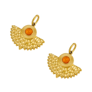 Détail de boucles d'oreilles éventail dorées avec pierres orange et finition martelée