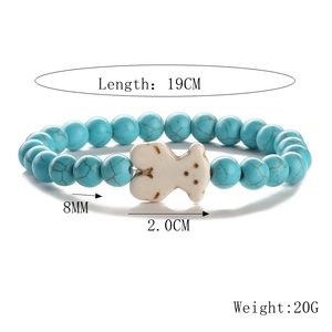 Dettaglio del bracciale turchese da 19cm con pietre da 8mm e ciondolo animale da 2cm