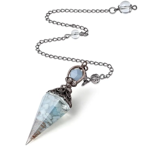 Détail d'un pendule en cristal d'aigue-marine avec capuchon en métal bronze et chaîne