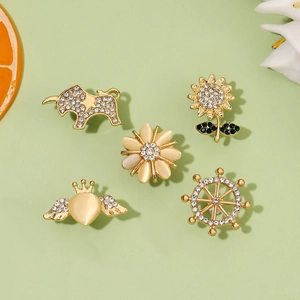 Detailliertes Set aus fünf goldenen Broschen mit Strass-Sonnenblumen und Kronen-Herz-Anhängern