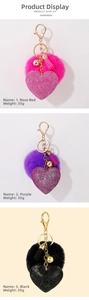 Details von Herz-Schlüsselanhängern mit Quasten und Pelzkugeln in Schwarz, Rosa und Lila
